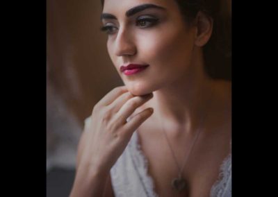 Das Bild zeigt eine dunkelhaarige Braut mit perfekt abgestimmten Braut Make Up bei einem Brautshooting in Frankfurt