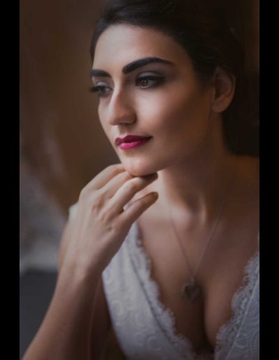 Das Bild zeigt eine dunkelhaarige Braut mit perfekt abgestimmten Braut Make Up bei einem Brautshooting in Frankfurt
