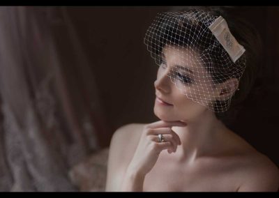 Das Bild zeigt eine dunkelhaarige Braut mit perfekt abgestimmten Hochzeits Make Up bei einem Brautshooting in Frankfurt