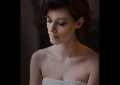 Das Bild zeigt eine dunkelhaarige Braut mit perfekt abgestimmten Hochzeits Make Up bei einem Brautshooting in Frankfurt