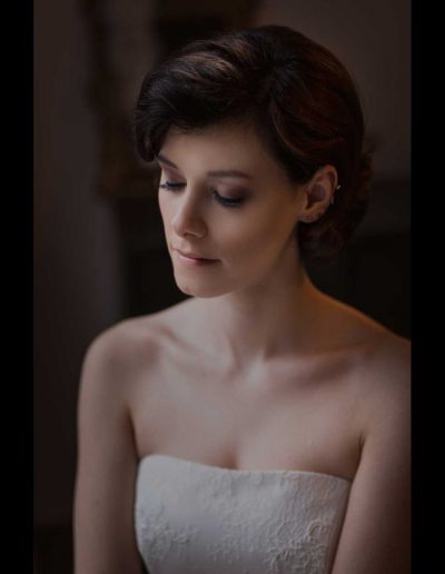 Das Bild zeigt eine dunkelhaarige Braut mit perfekt abgestimmten Hochzeits Make Up bei einem Brautshooting in Frankfurt