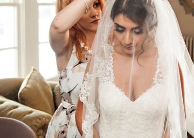 Das Bild zeigt Nadine beim letzten Feinschliff für das Brautstyling