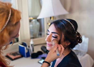 Das Bild zeigt Nadine bei ihren Arbeiten für das perfekte Braut Make Up einer Kundin