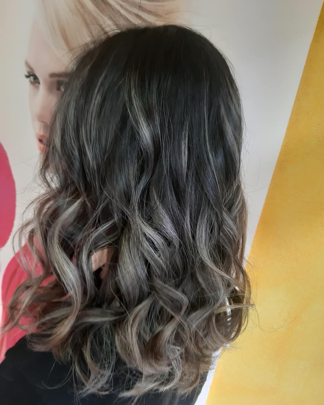 Kundin mit Grey-Balayage in einem unserer Frankfurter Salons