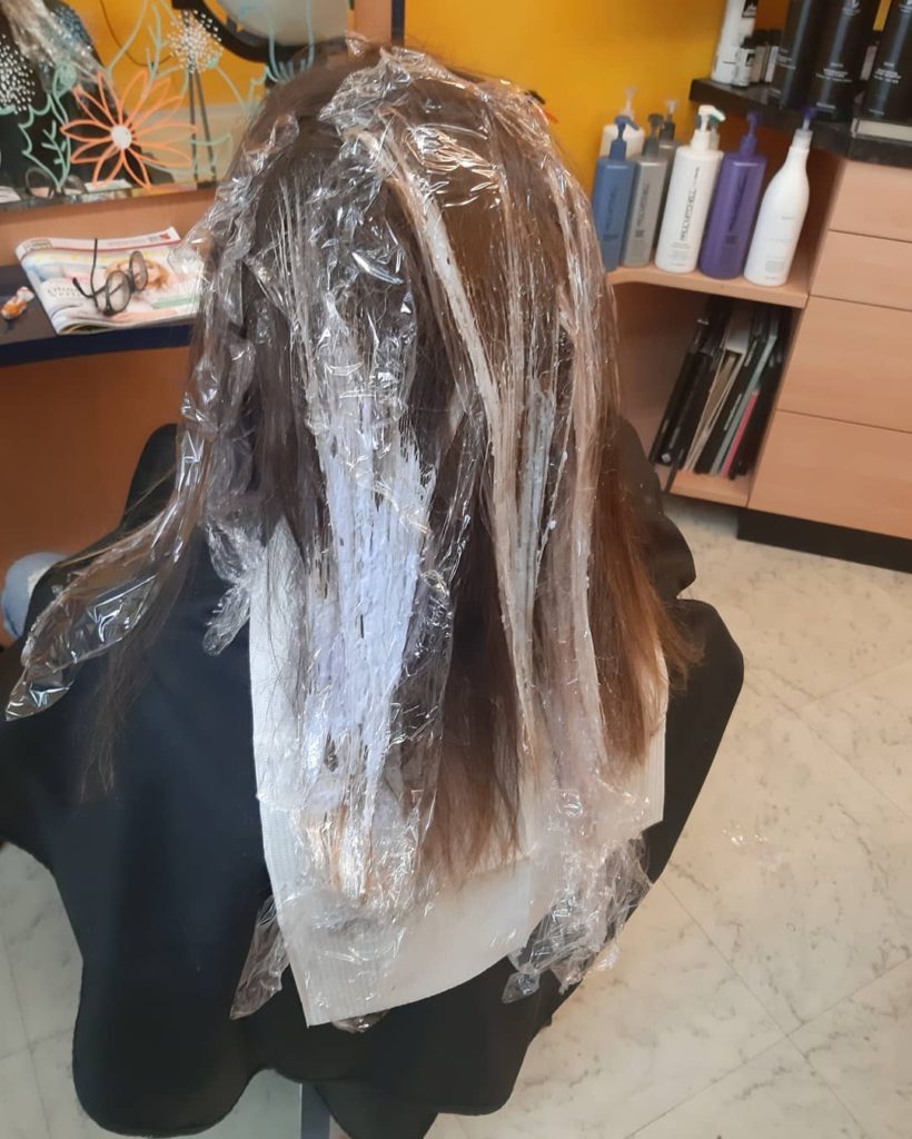 Das Foto zeigt die Balayage-Behandlung bei einer Kunden in einem unserer Frankfurter Salons