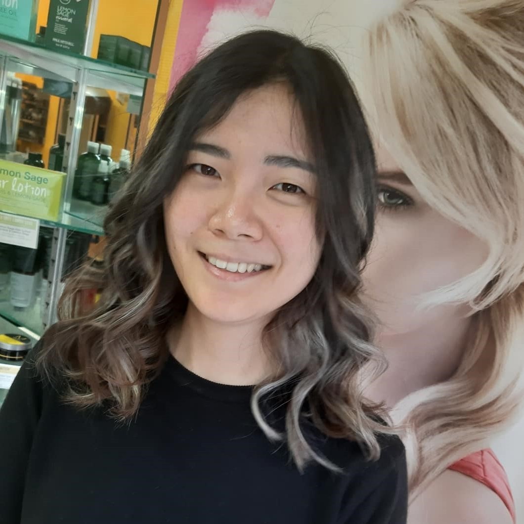 Zufriedene Kundin mit Grey Balayage in Frankfurt