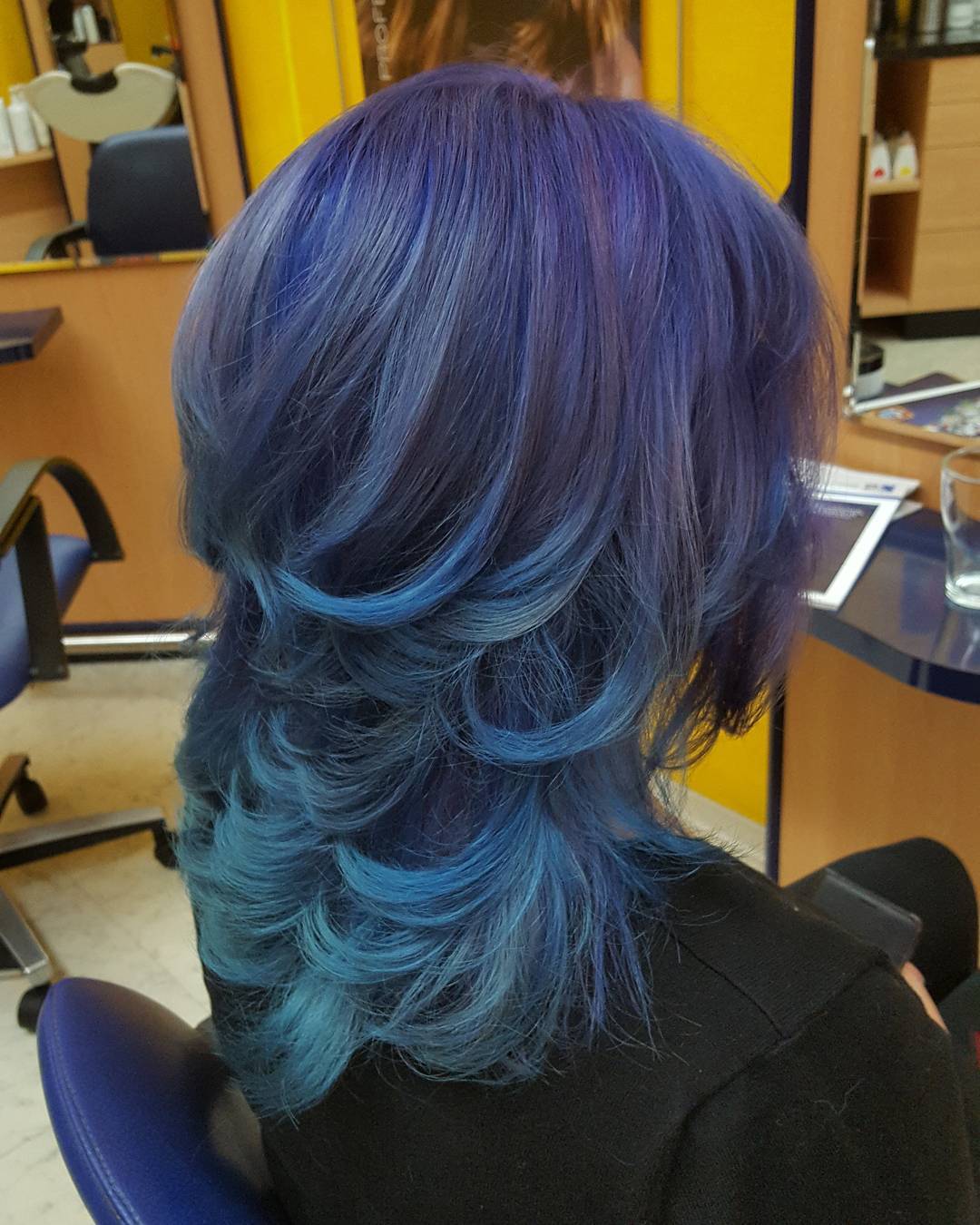 Bei einer Ombré werden die Haare ab Kinnlänge komplett gefärbt und es wird mit stärkeren Kontrasten gearbeitet - Ombré Frankfurt
