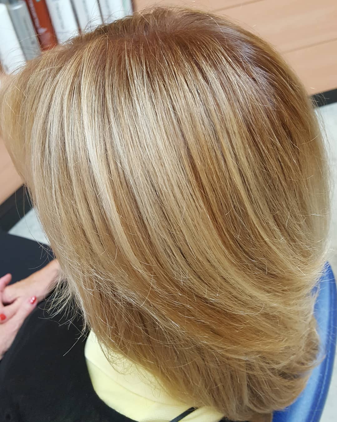 Das Bild zeigt das Ergebnis einer Sunkissed Balayage in unserem Frankfurter Salon - Haare wie von der Sonne geküsst